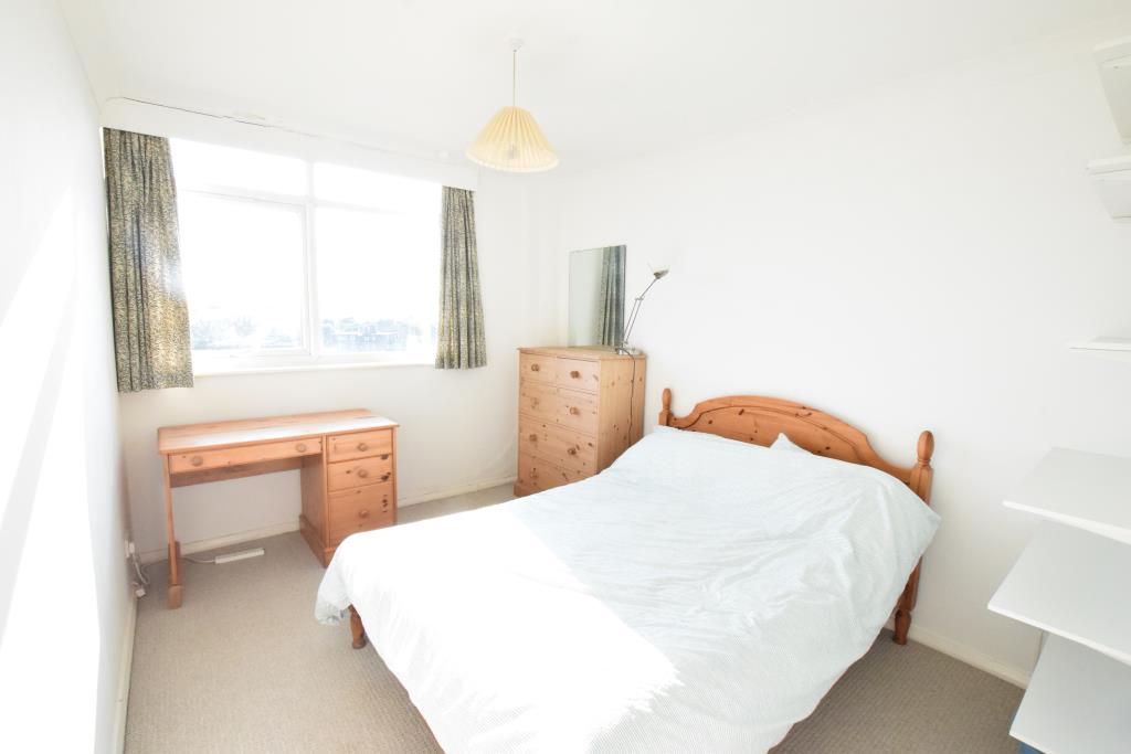 Lot: 122 - THREE-BEDROOM TOWN CENTRE FLAT - Second Bedroom